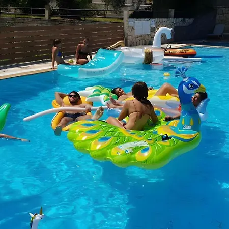 بيت ضيافة 2br Kitchenette Pool 6 3*